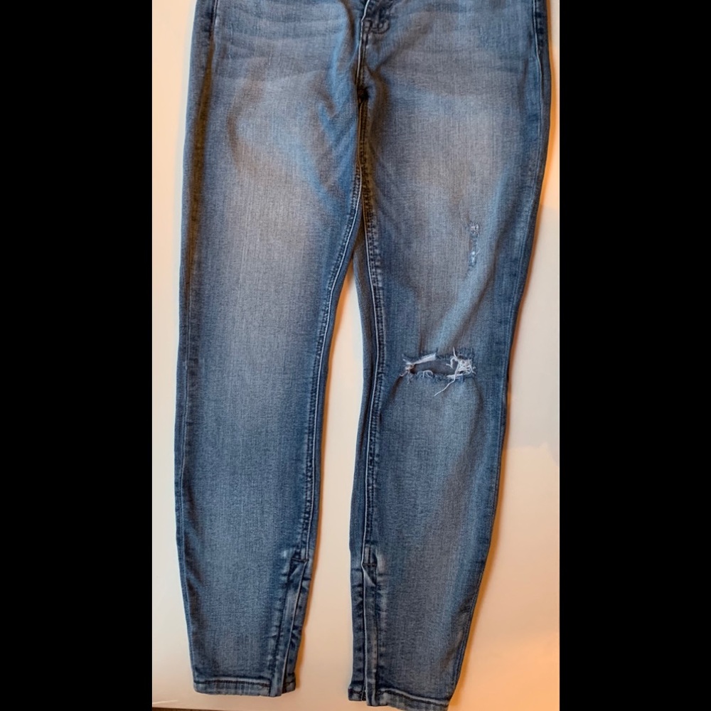 PISTOLA Women’s ripped jeans. Leg zipper. Size 28